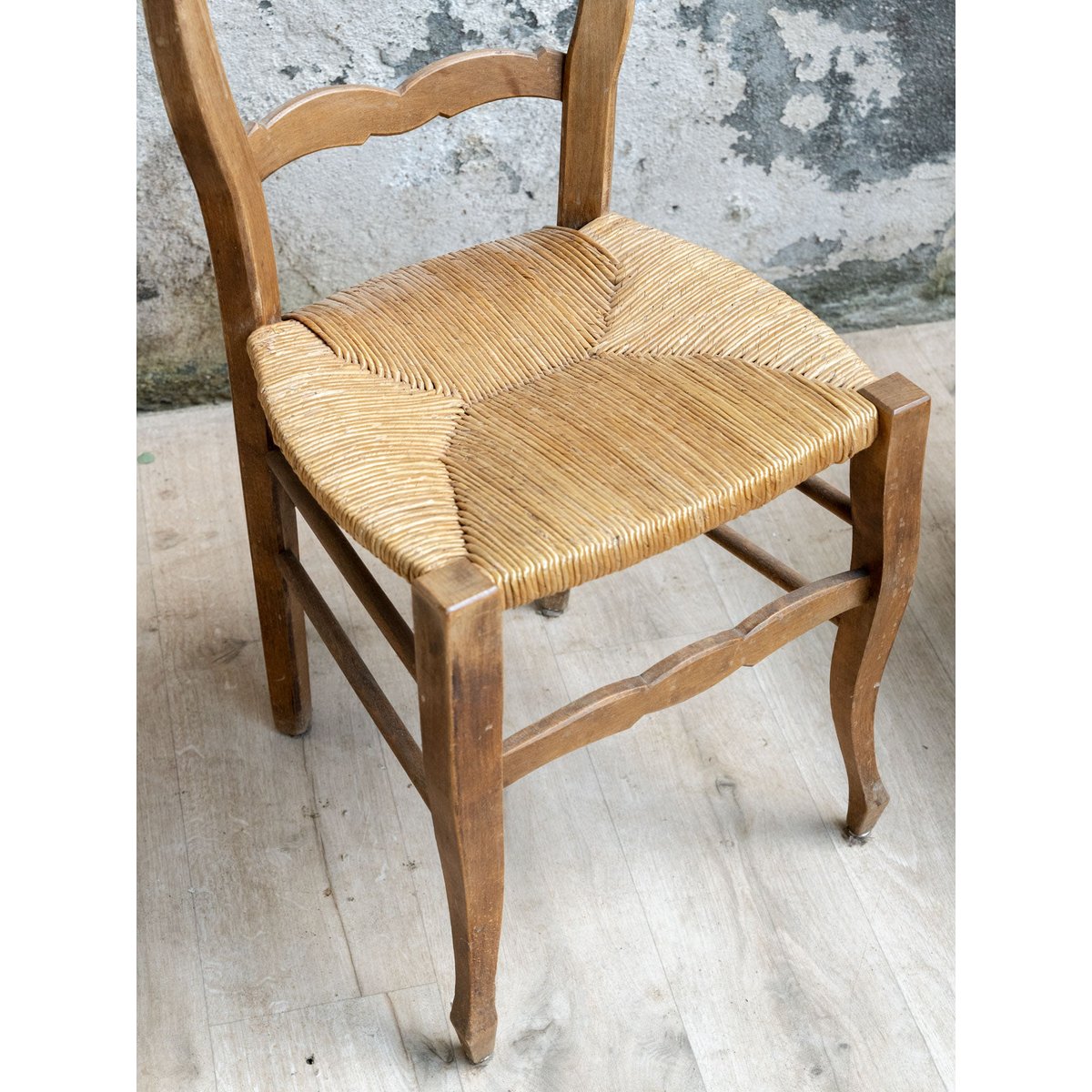 Paire de chaises en bois et paille Claude N°1668 - Bon état bois clair, DEBONGOUT