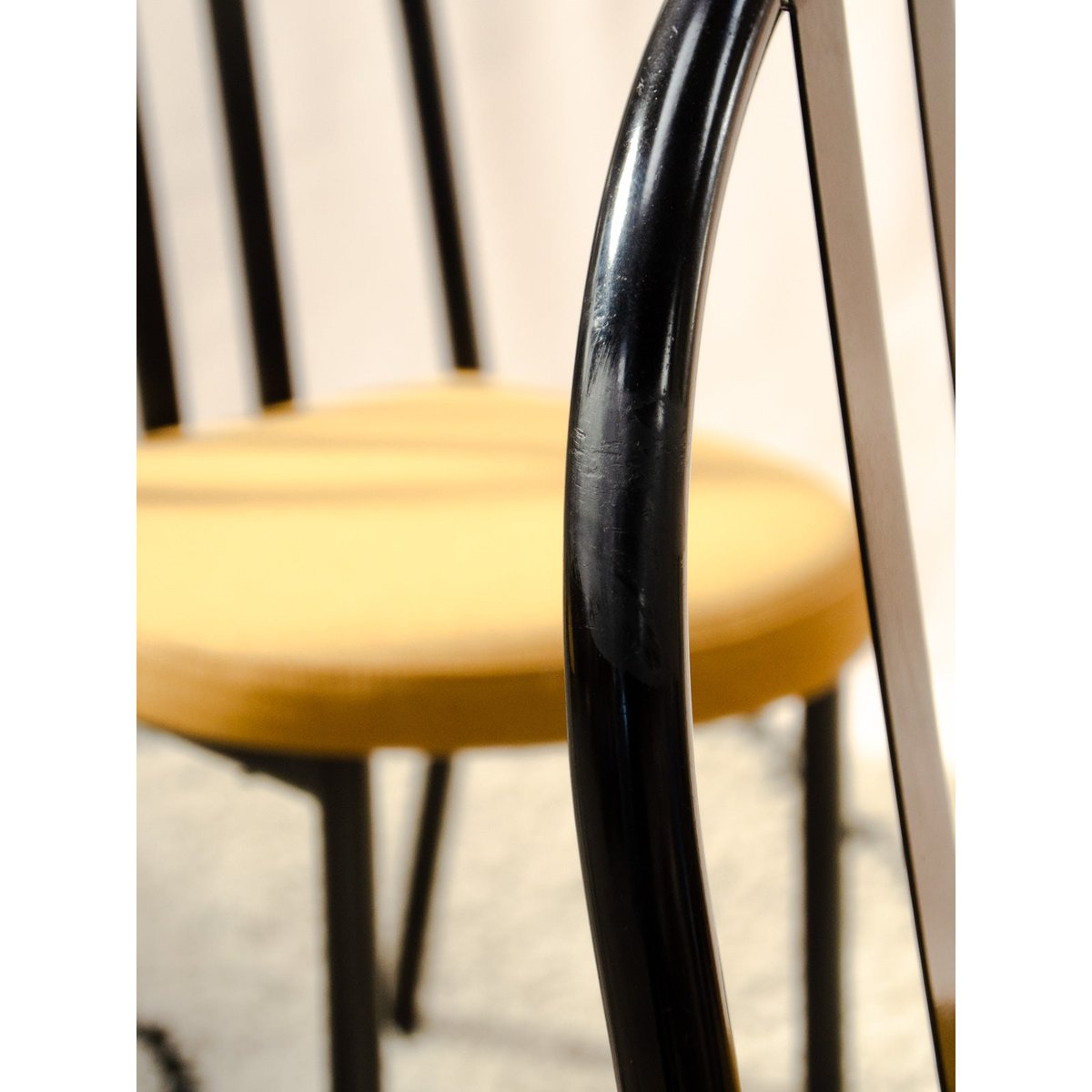 Lot de 4 chaises en métal noir et tissu Alma N°2137 - Bon état noir, DEBONGOUT