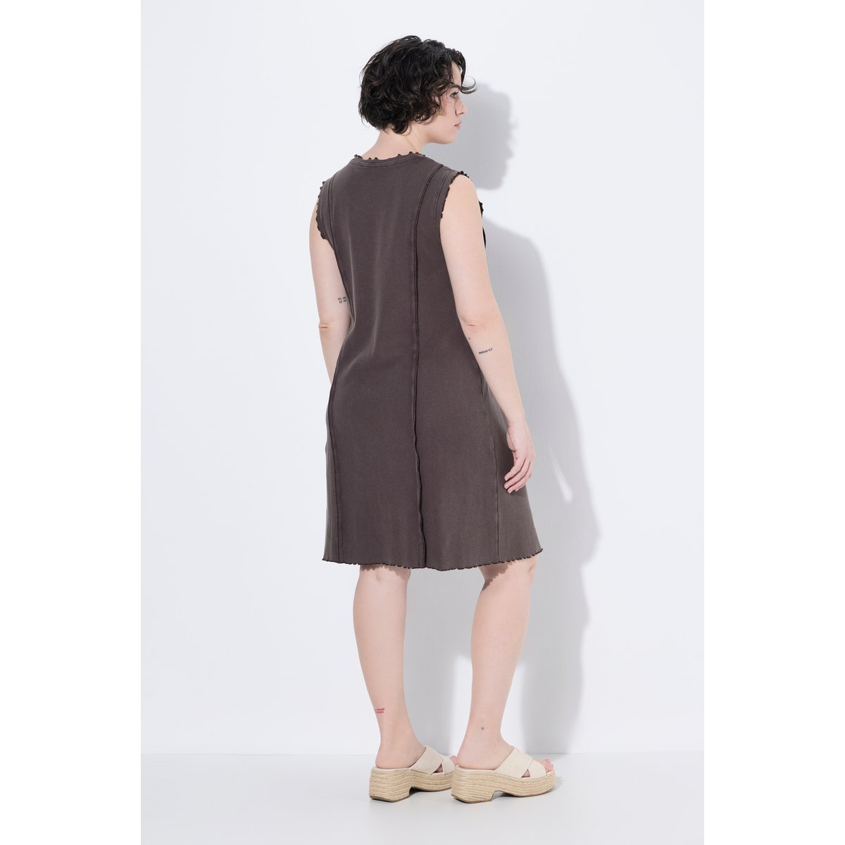 Robe en jersey côtélé, modèle sans manches acajou, ULLA POPKEN