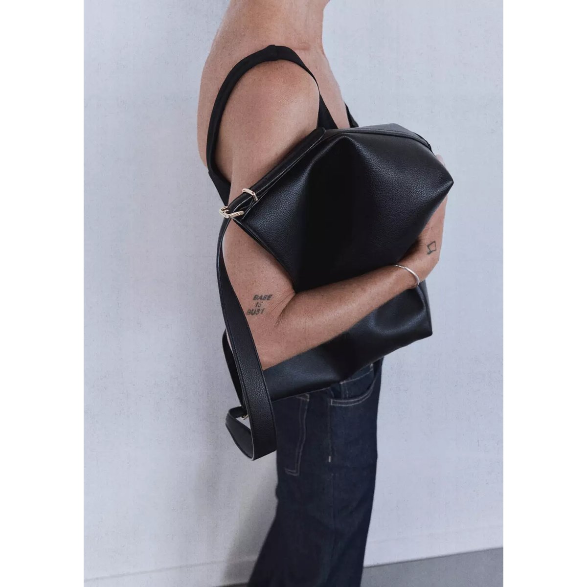 Grand sac seau à boucle noir, MANGO