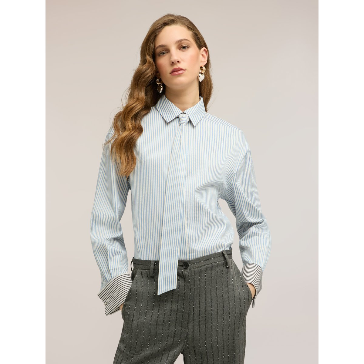 Chemise à rayures avec cravate light - blue, MOTIVI