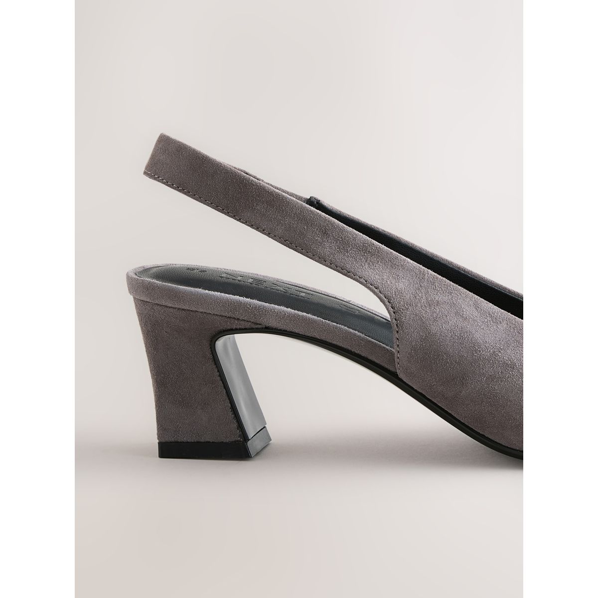 Chaussures en daim bride arrière/talon carré gris, NEXT