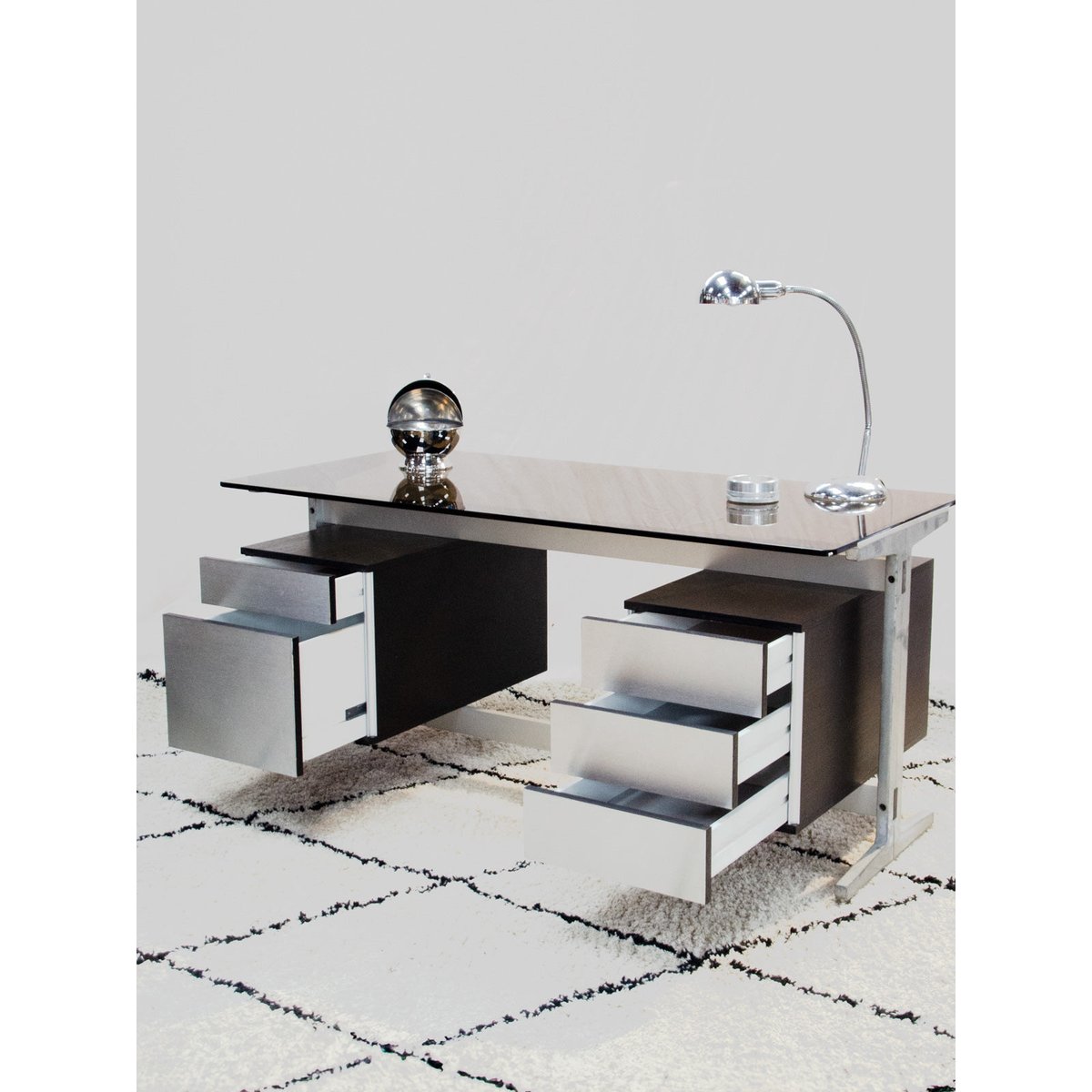 Bureau en fonte d'aluminium et verre fumé Yvan N°594 - Bon état fumé, DEBONGOUT