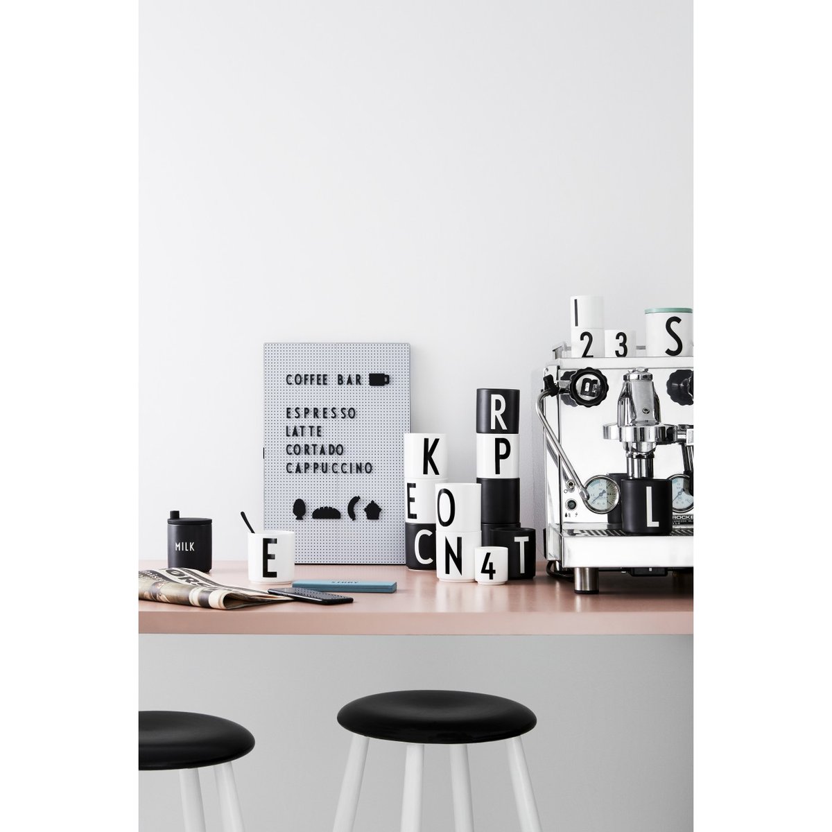 Mug en Porcelaine Noir Personal A-Z i lettre blanche, DESIGN LETTERS