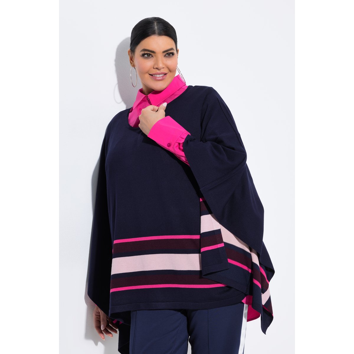 Cape en maille oversize, rayures à la base marine, ULLA POPKEN