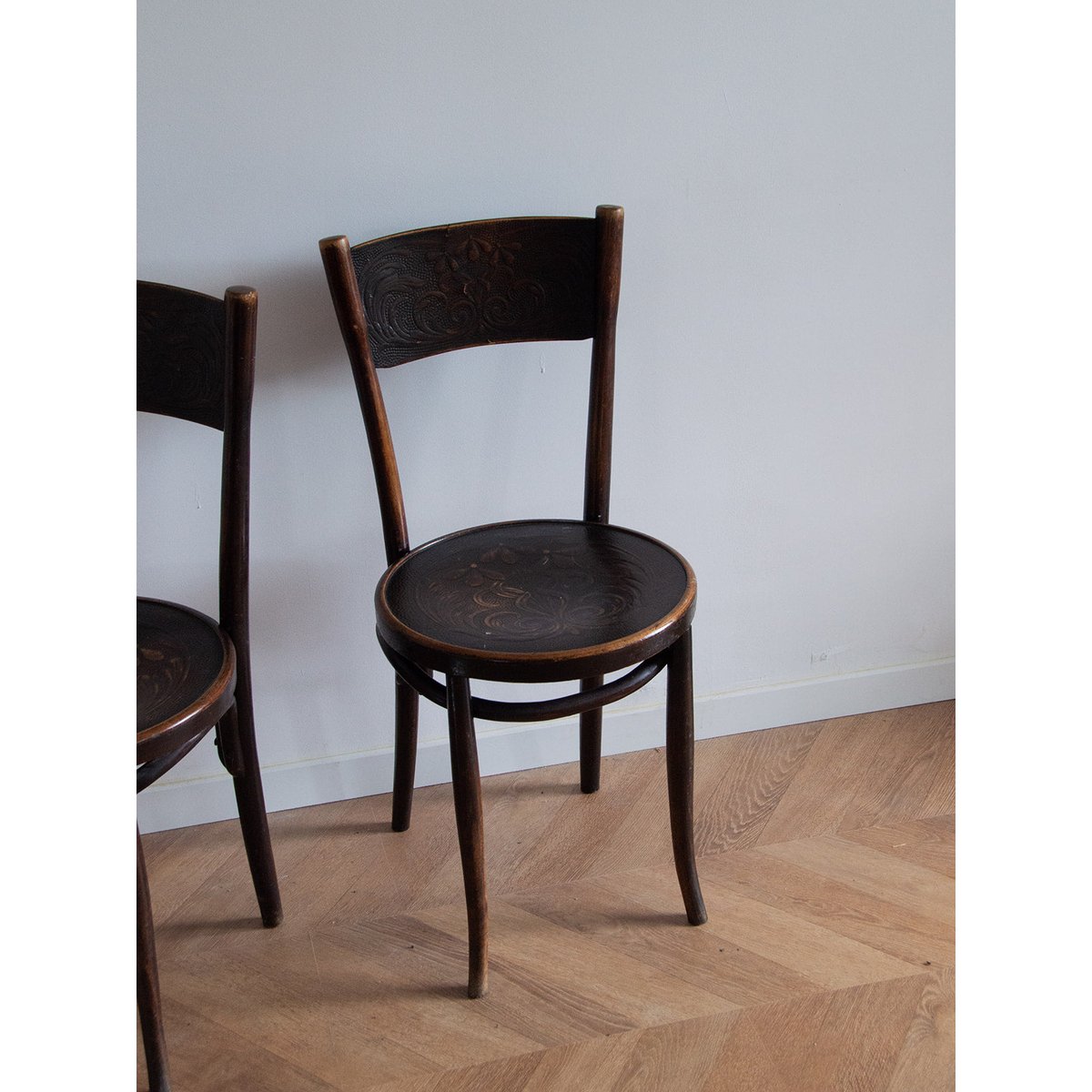 Paire de chaises en bois Claude N°660 - Bon état bois, DEBONGOUT
