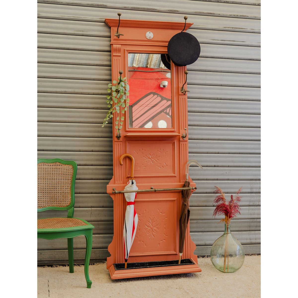 Porte-manteau vestiaire en bois saumon Max N°490 - Bon état rose, DEBONGOUT