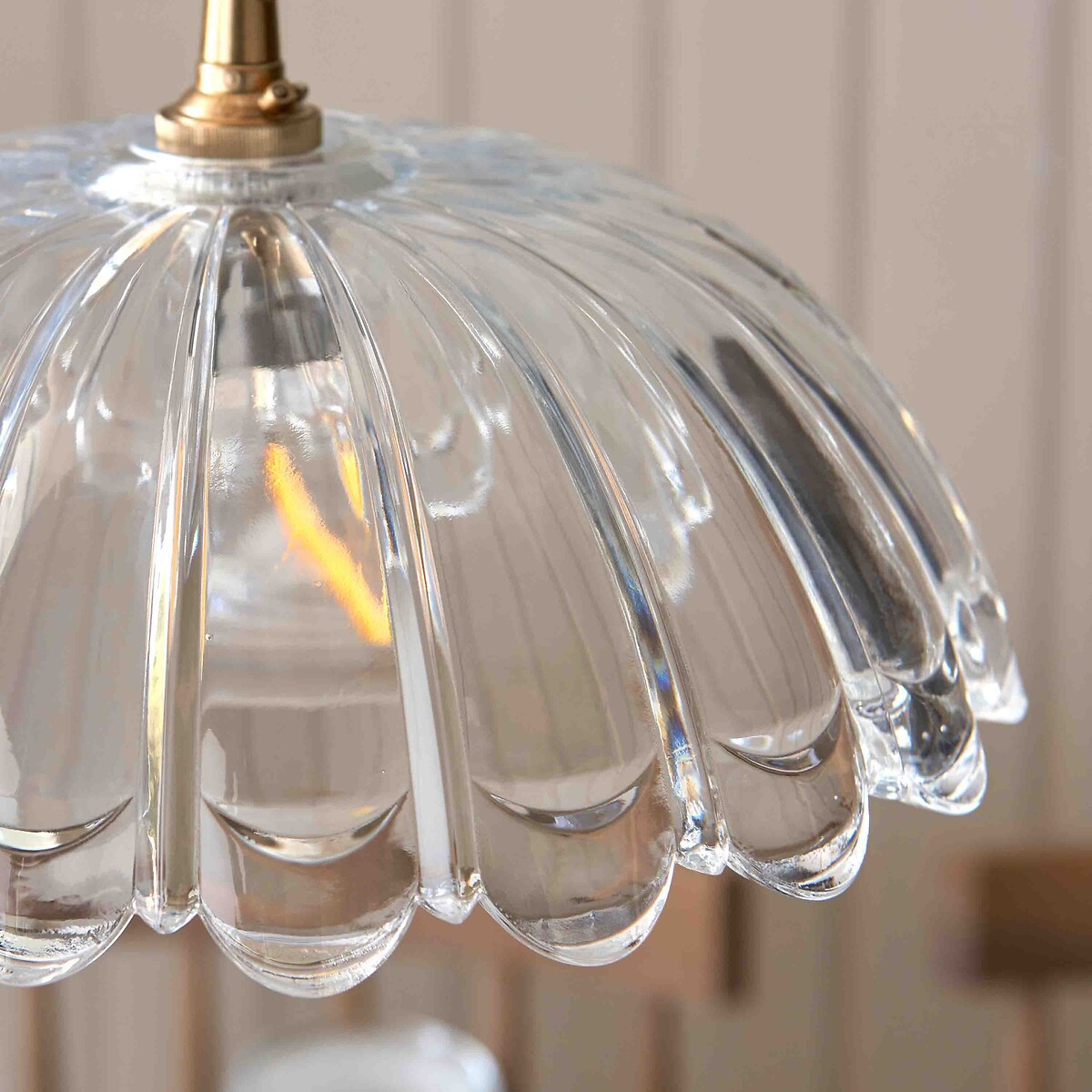 Collette Scallopped Glass Pendant Light transparent, ÉDITÉ