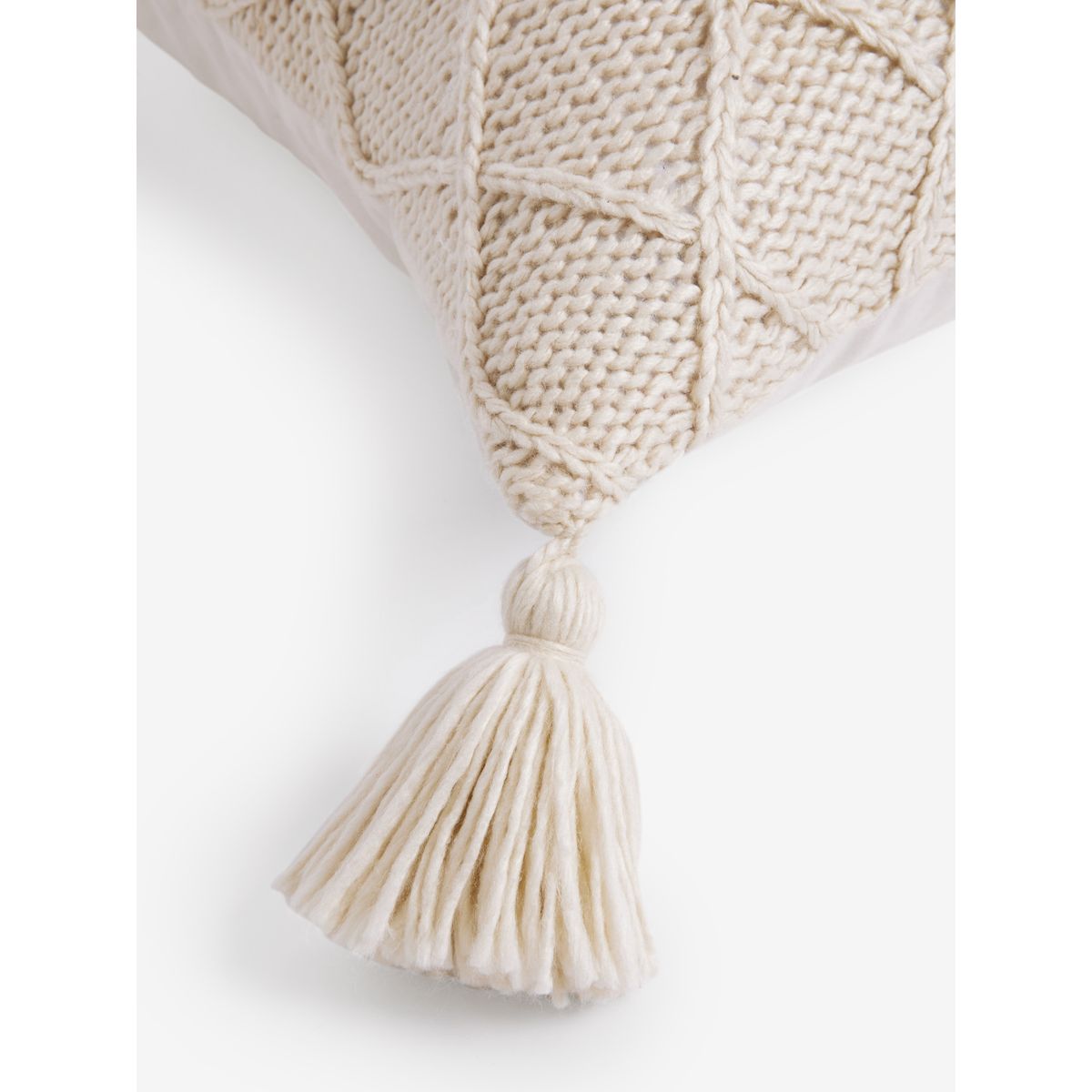 Coussin en maille bordé de pampilles crème, NEXT