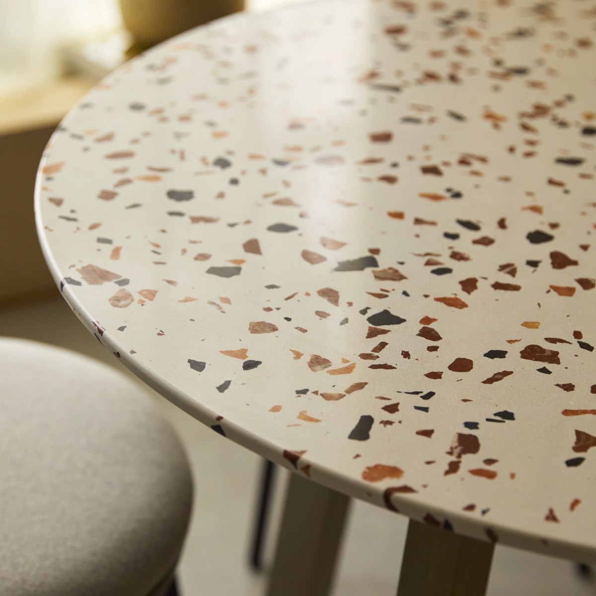 Table à manger en Terrazzo premium, ELIO marron, TIKAMOON