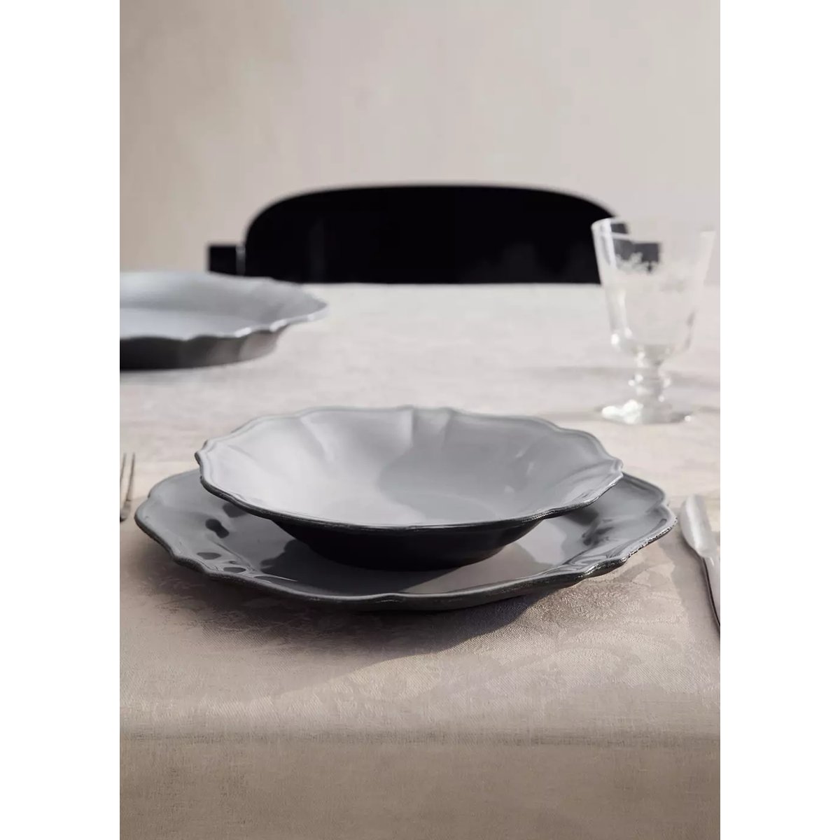 Assiette creuse en grès recyclé gris clair/pastel, MANGO HOME