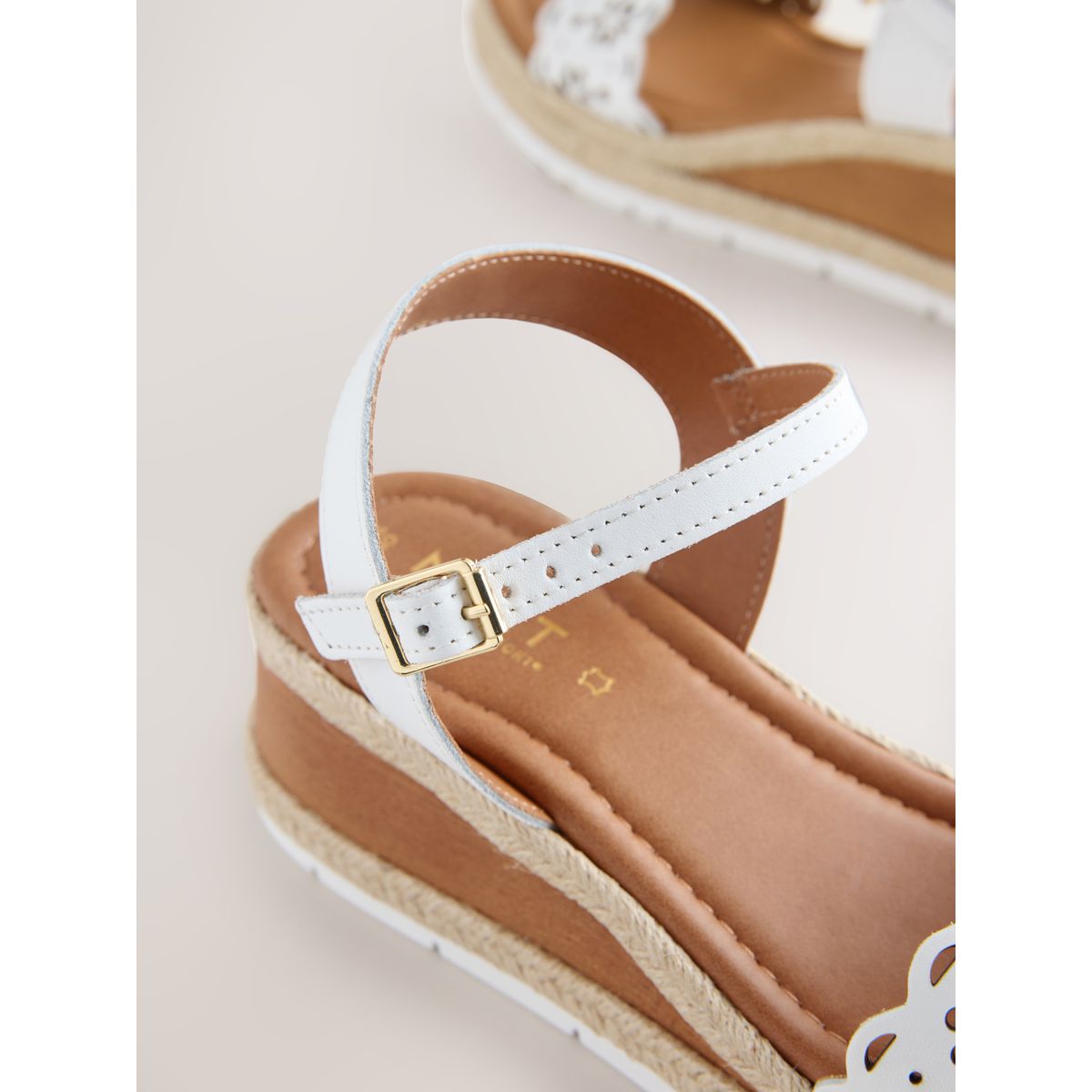 Chaussures compensées en cuir à découpe laser blanc, NEXT