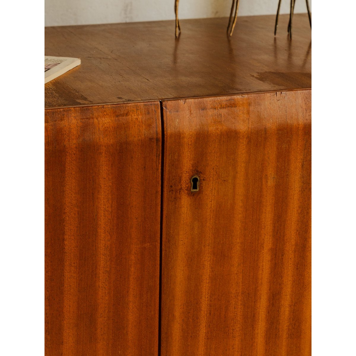 Bibliothèque en bois et métal noir Madeleine N°752 - Bon état bois foncé, DEBONGOUT