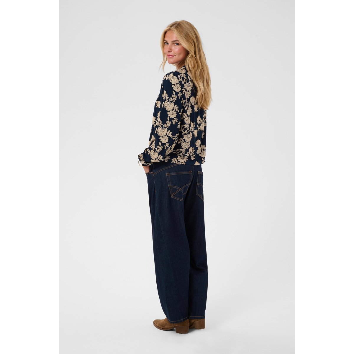 Blouse à manches longues bleu navy w. oatmeal flower, CREAM