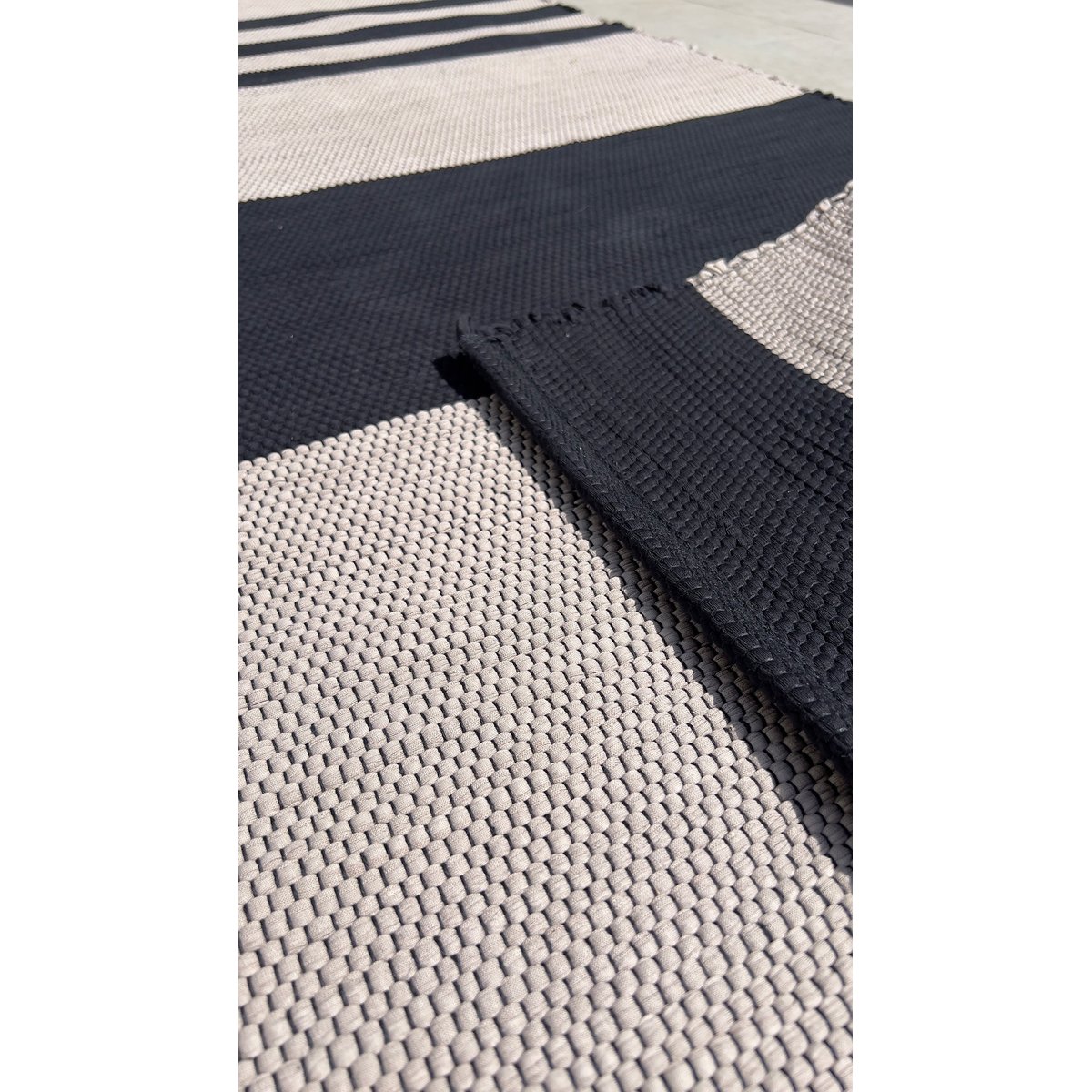 Tapis en coton recyclé tissé à la main TIAGO noir intense, AFK LIVING