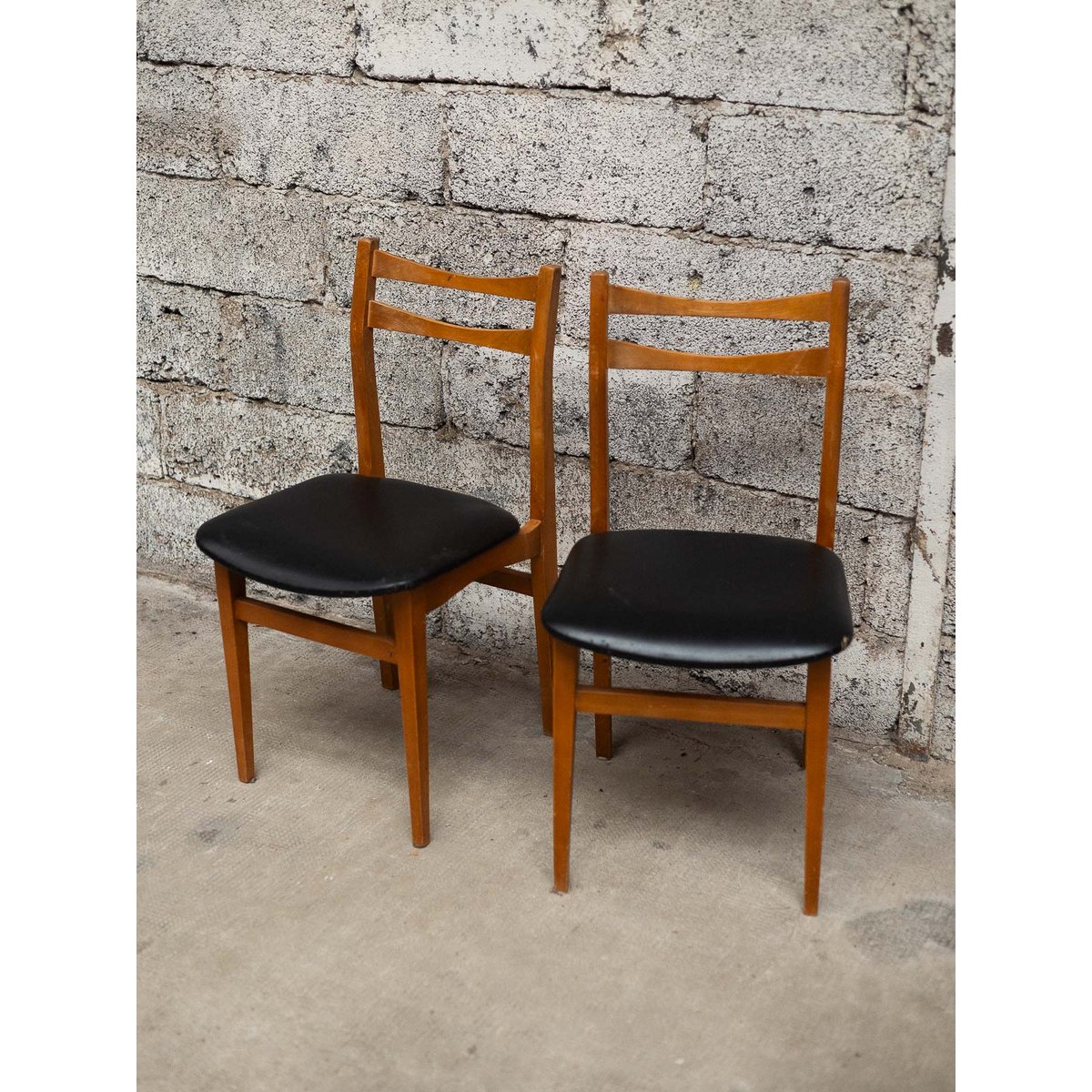Paire de chaises en skaï Alma N°1722 - Bon état marron, DEBONGOUT
