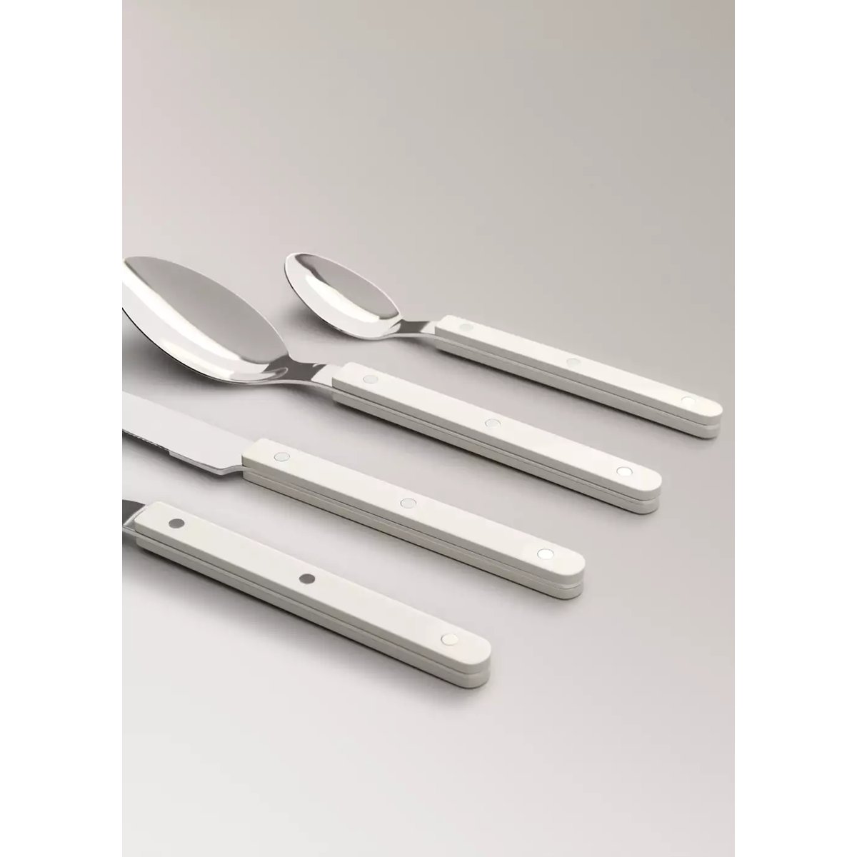 Ensemble de couverts acier inoxydable manche en résine blanc, MANGO HOME