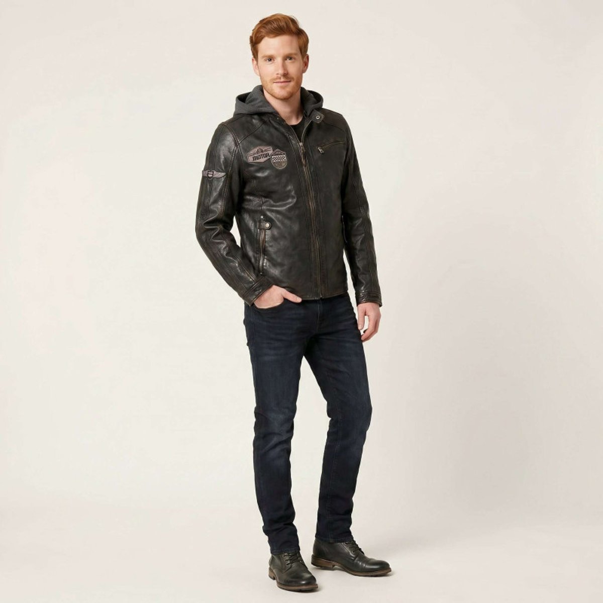 Blouson en cuir de mouton noire uni avec une coupe ajustée et un col à capuche noir, GIPSY