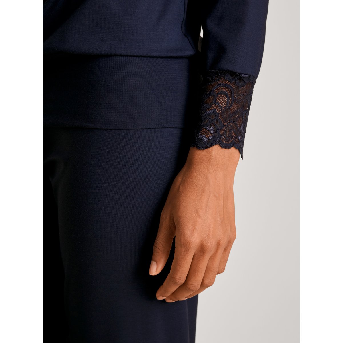 Pyjama avec bords élastiques manches longues Modal ELEGANT DREAMS bleu lapis foncé, CALIDA