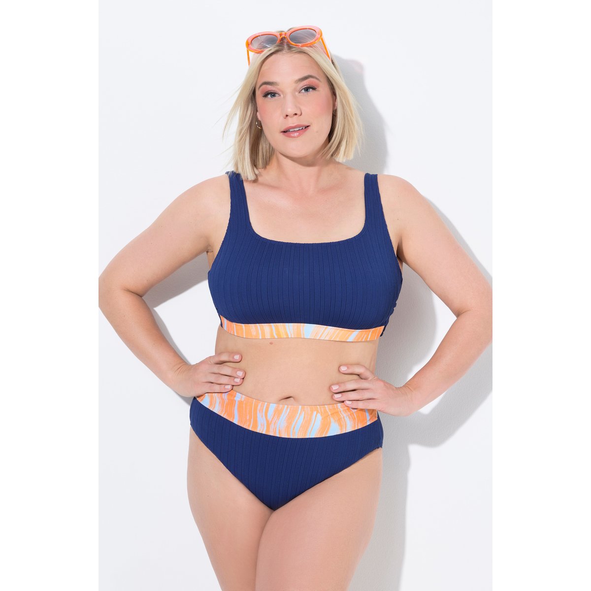 Bikini à bonnets souples. Bretelles marine, ULLA POPKEN