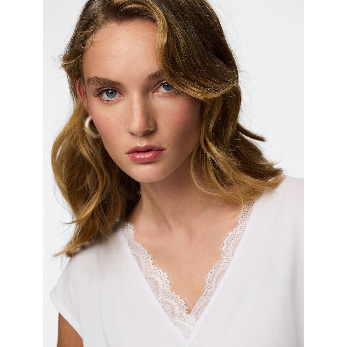 T-shirt manches courtes , col V blanc, PIECES