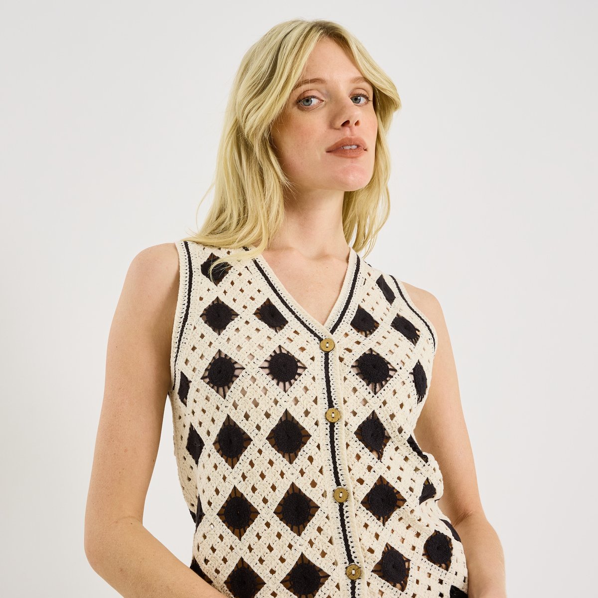 Gilet col V en crochet bicolore blanc cassé ecru, GRAIN DE MALICE