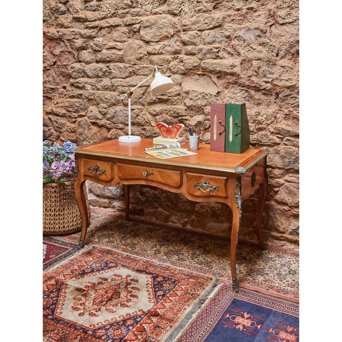 Grand bureau style Louis XV en bois Edouard N°1009 - Bon état bois clair, DEBONGOUT