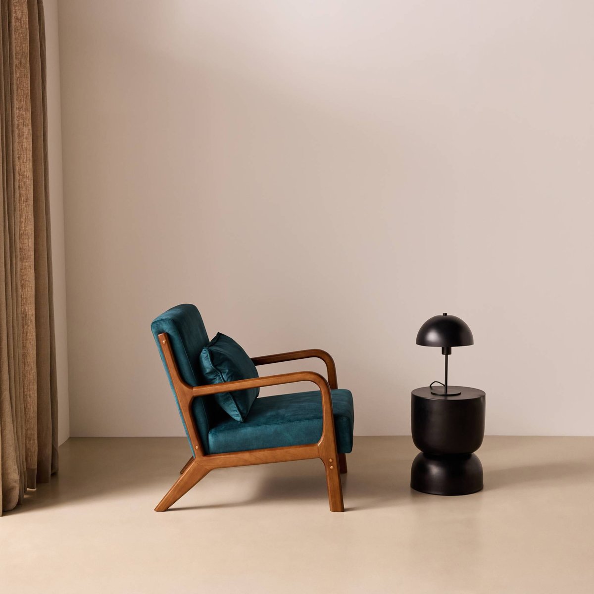 Fauteuil scandinave bois d'hévéa teinté noyer clair et velours LORENS bleu canard, SWEEEK