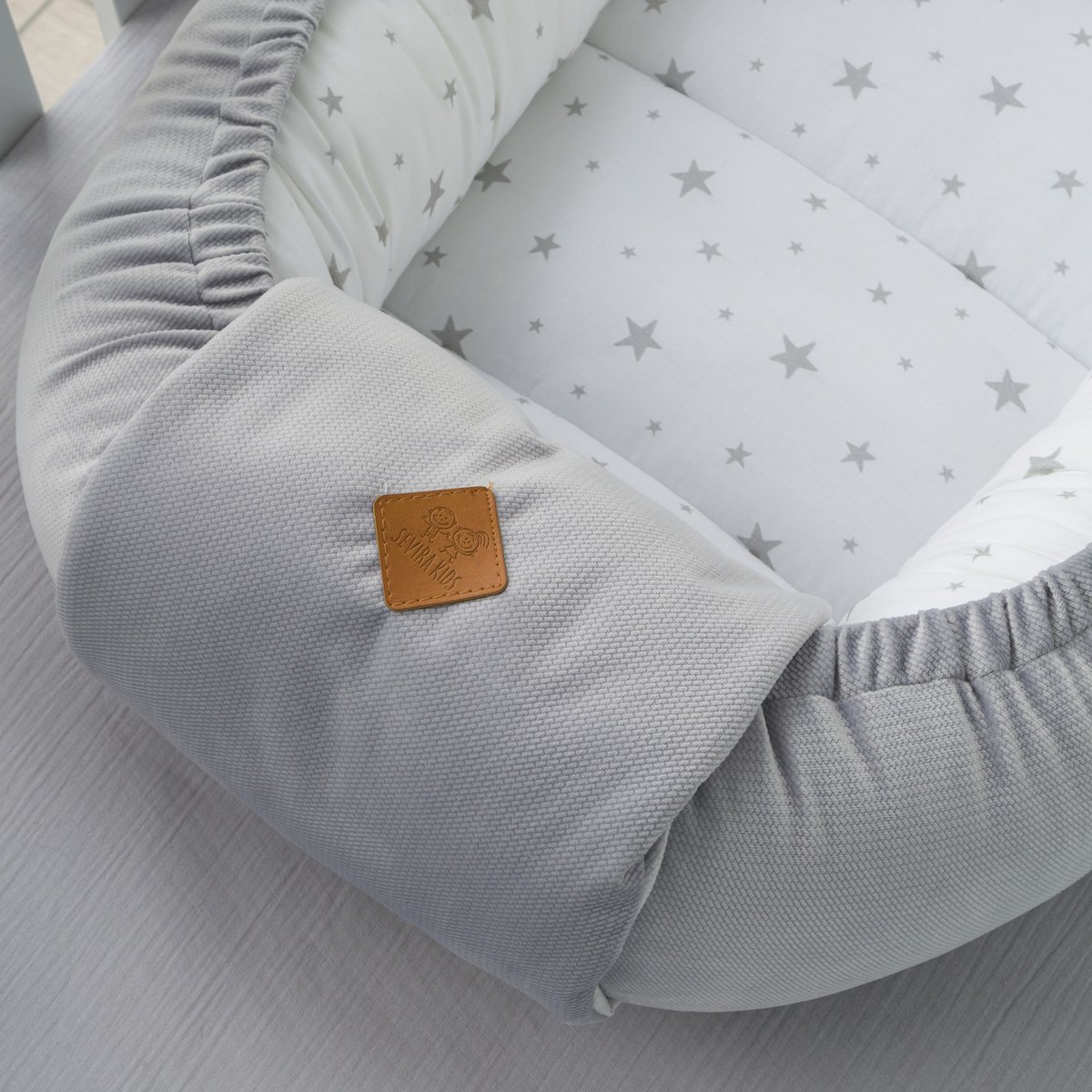 Cocon nid bébé matelassé réducteur de lit STELLA stella, imprimé étoiles blanc, gris, SEVIRA KIDS