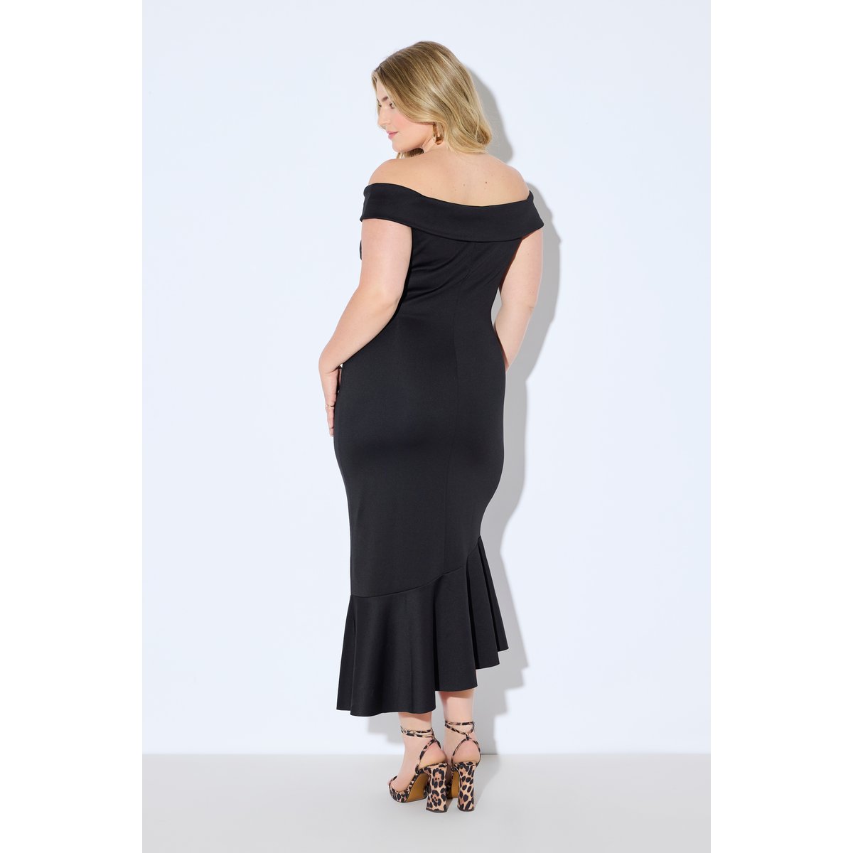 Robe maxi en tissu scuba. Encolure carmen noir, ULLA POPKEN