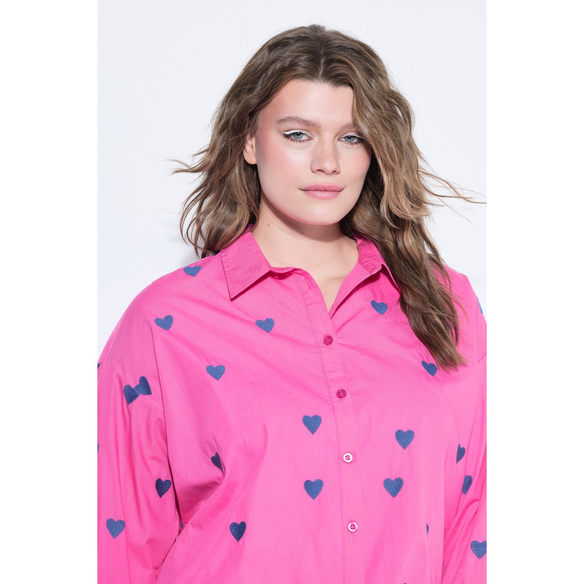 Chemisier oversize, petits cœurs brodés rose vif, STUDIO UNTOLD