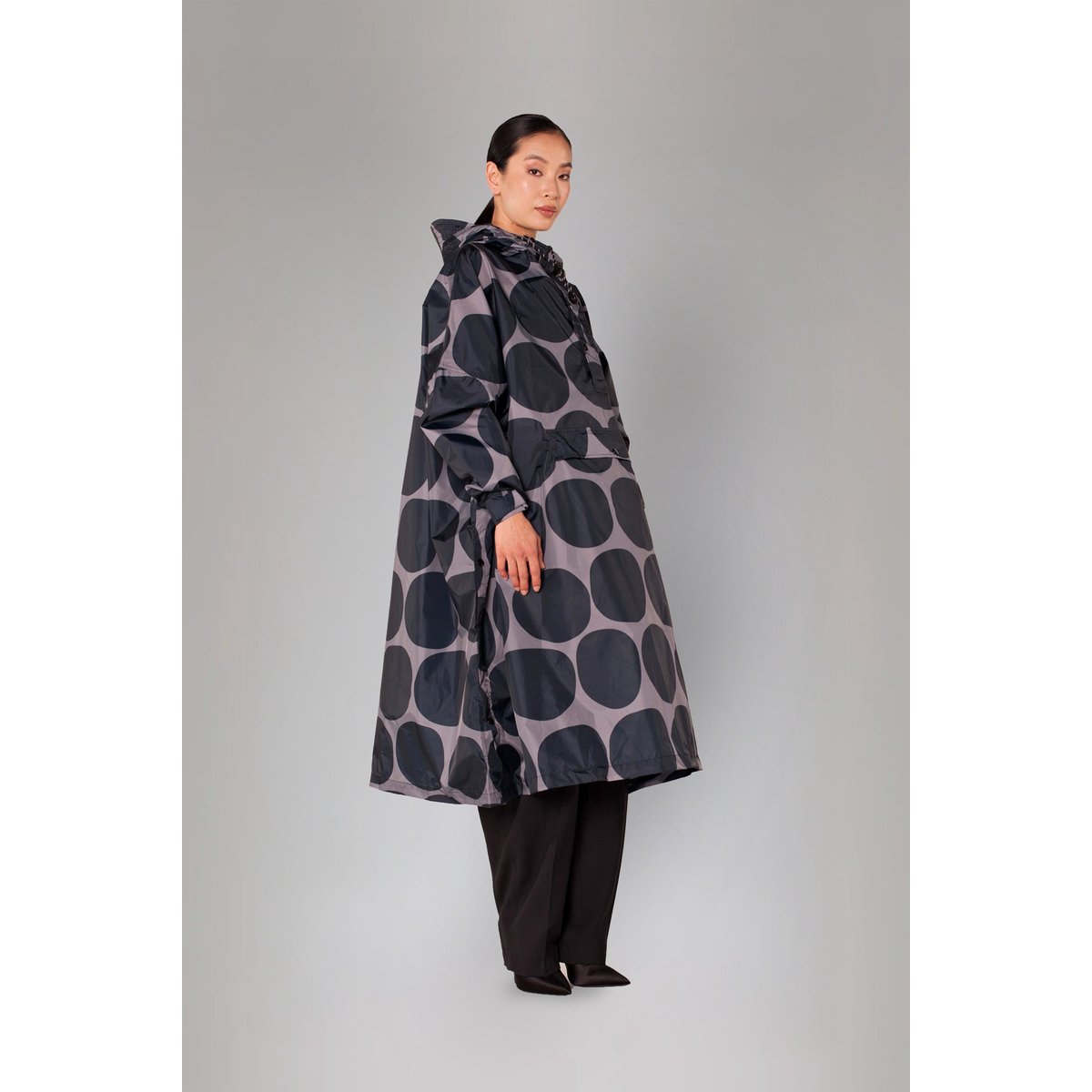 Poncho de pluie imperméable BLACK POLKA noir à pois, RAINKISS