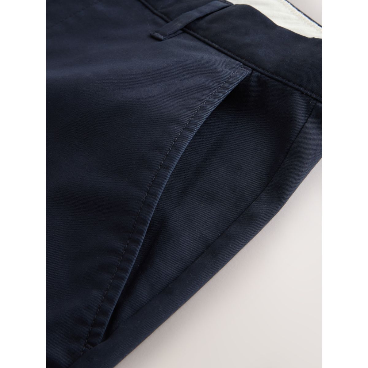 Pantalon chino stretch en coton majoritaire bleu marine, NEXT