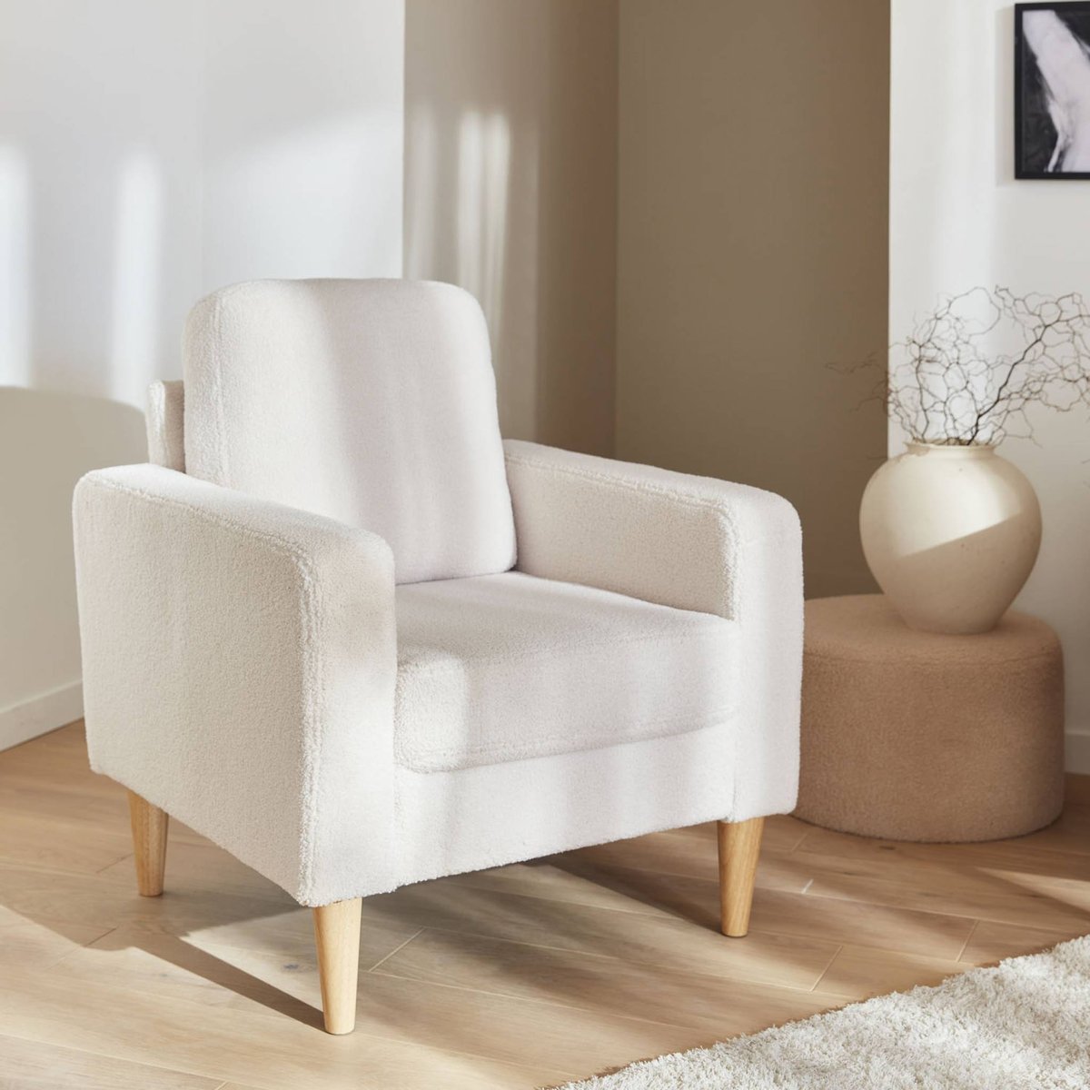Fauteuil scandinave bois d'eucalyptus bouclette BJORN crème, SWEEEK