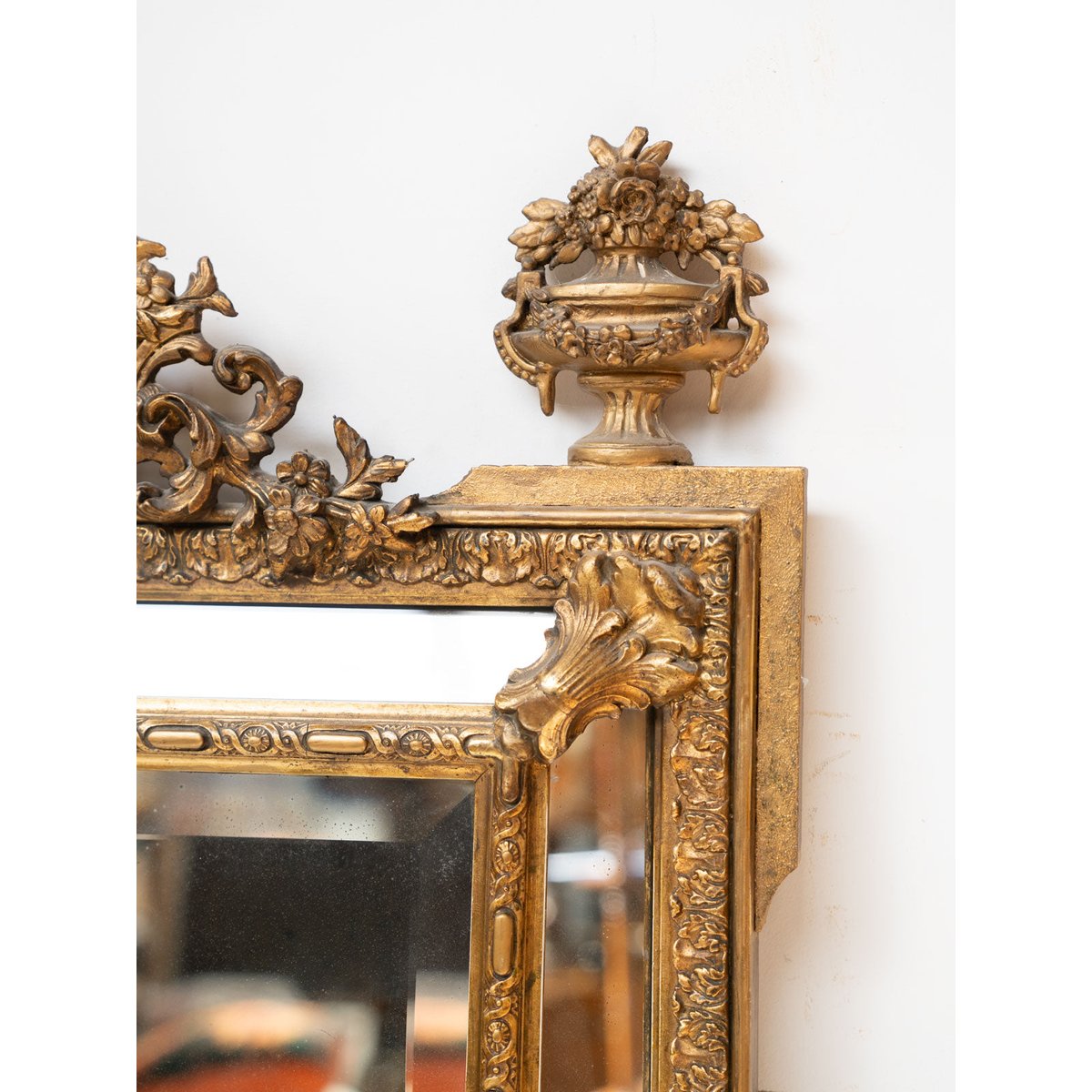 Grand miroir ancien style Louis XVI à parcloses et fronton sculpté Georges N°1384 - Bon état doré, DEBONGOUT