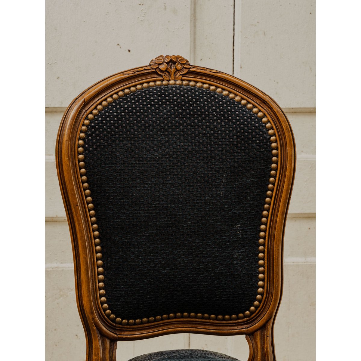 Paire de chaises en bois et tissu noir Claude N°1702 - Bon état bois foncé, DEBONGOUT