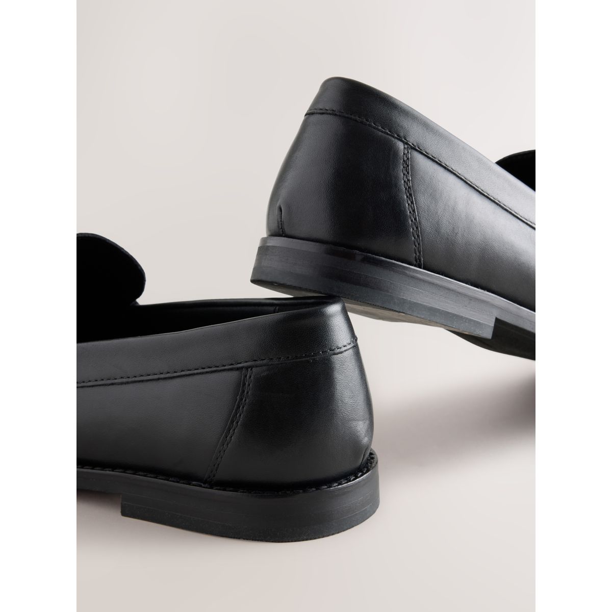 Mocassins ruchés en cuir noir, NEXT