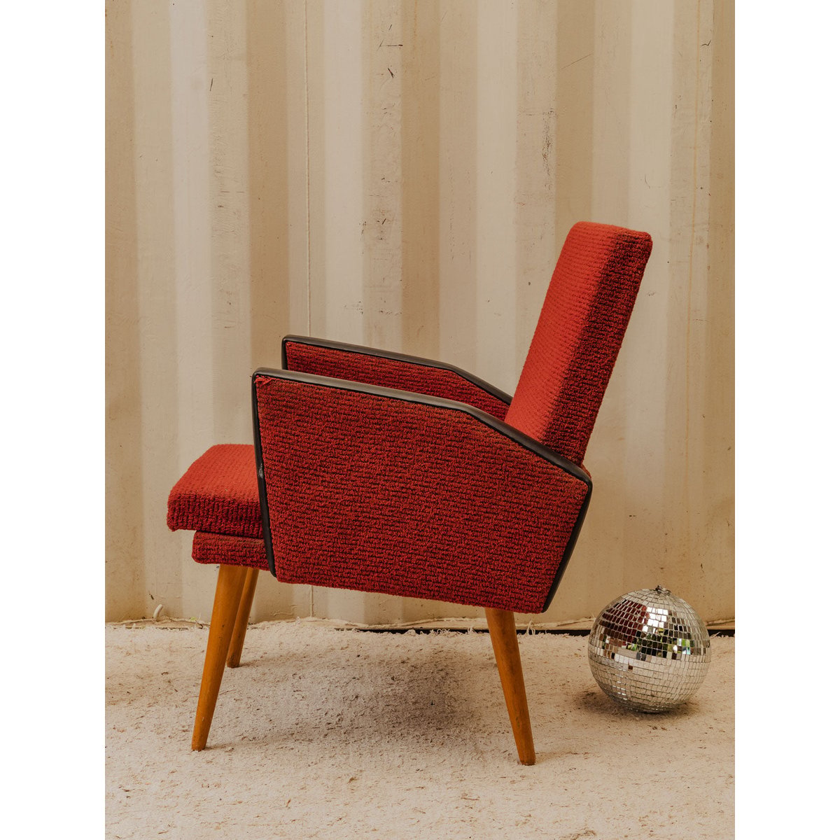 Fauteuil en tissu bouclette rouge Jakob N°1345 - Bon état bois clair, DEBONGOUT