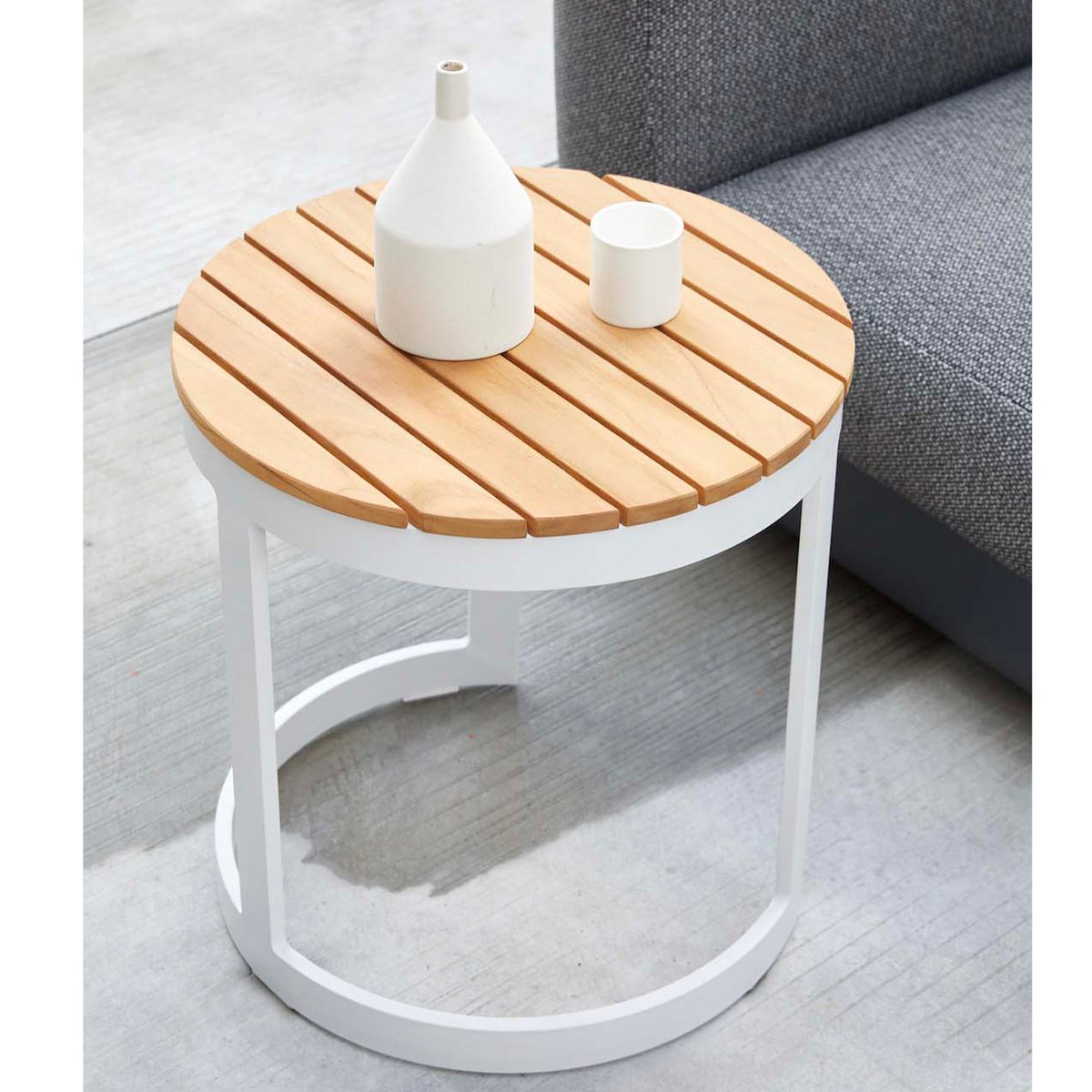 Table d'appoint ronde avec plateau teck IRIS blanc, AU JARDIN DE CHLOÉ