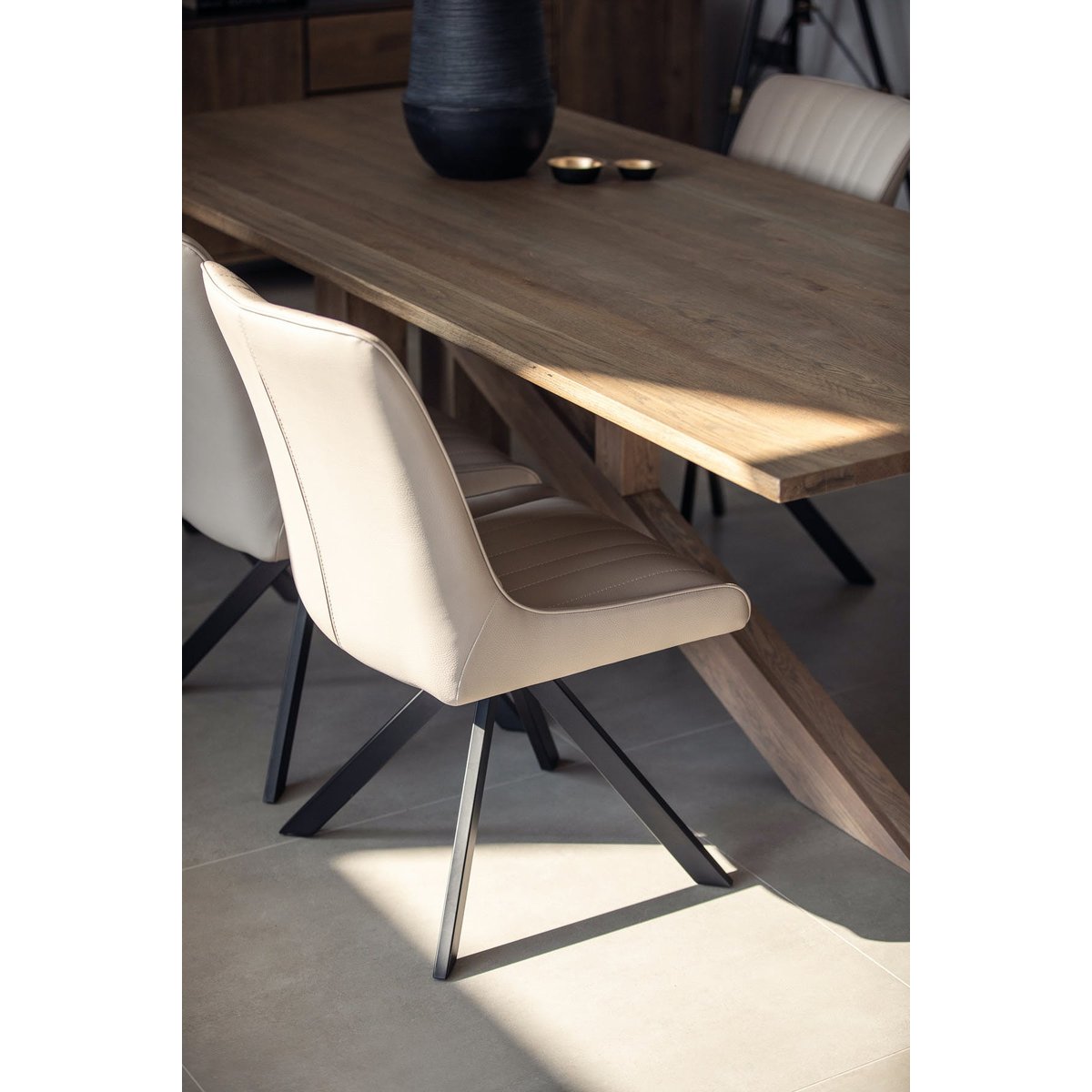 Table à manger contemporaine en chêne massif pied oblique asymétrique style moderne 200x90cm HUDSON bois naturel, PIER IMPORT