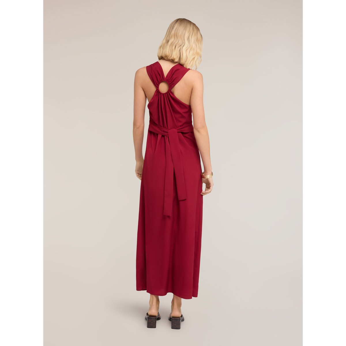 Robe longue avec anneau rouge, MOTIVI