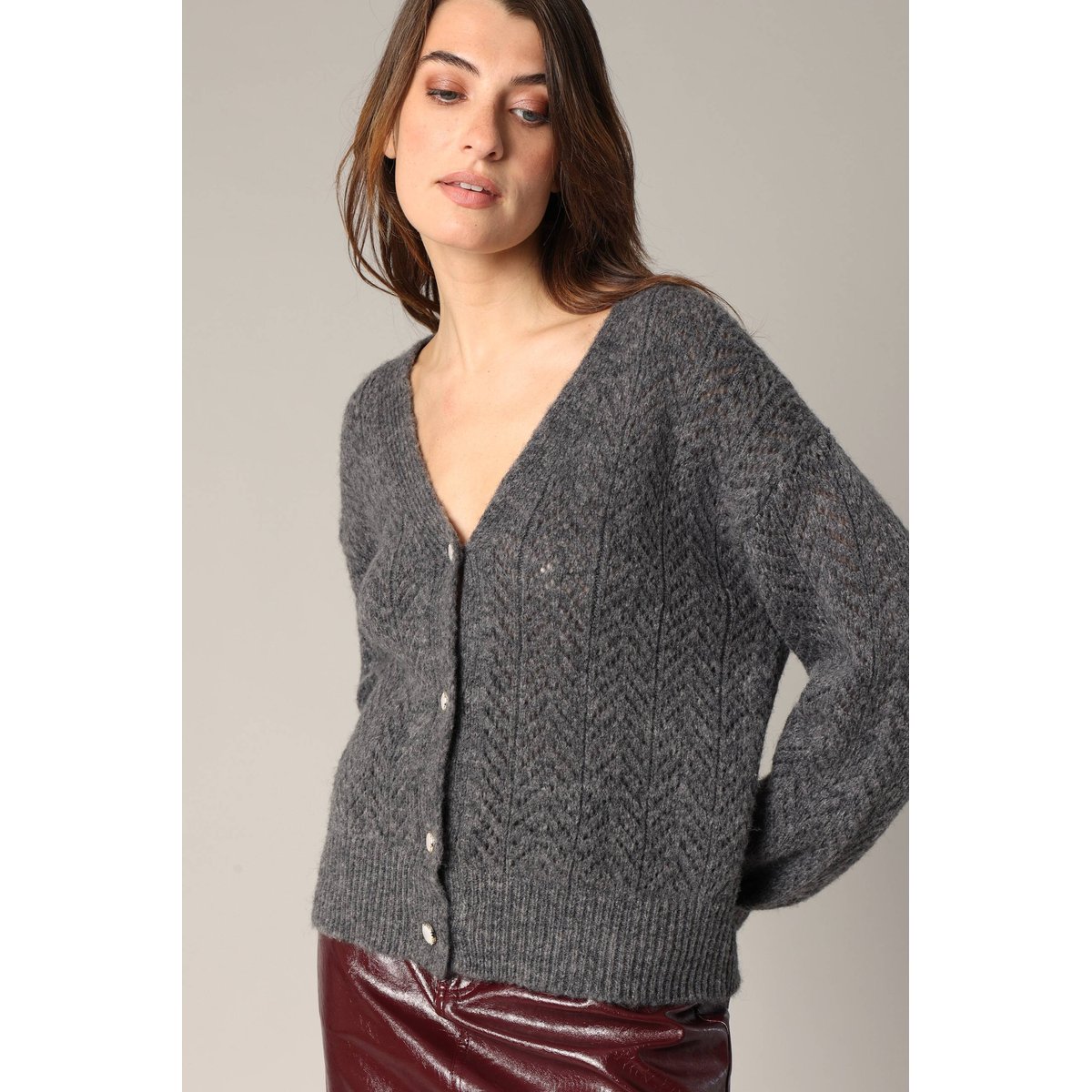 Pull en maille ajourée avec boutons 
 DORFI dark grey mel, DEELUXE