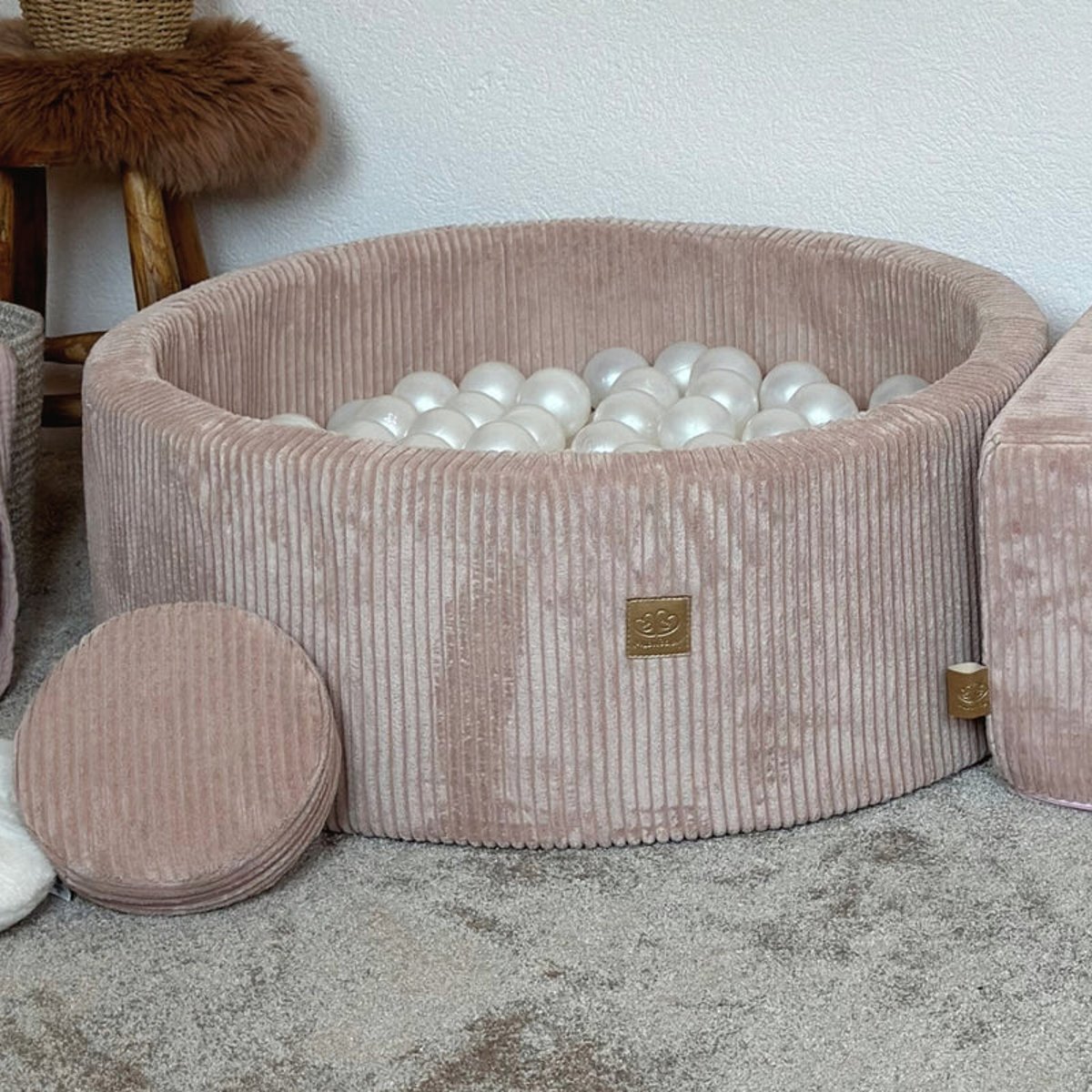 Piscine à balles vide AESTHETIC piscine rose avec des balles beige / doré / platine, MEOW BABY