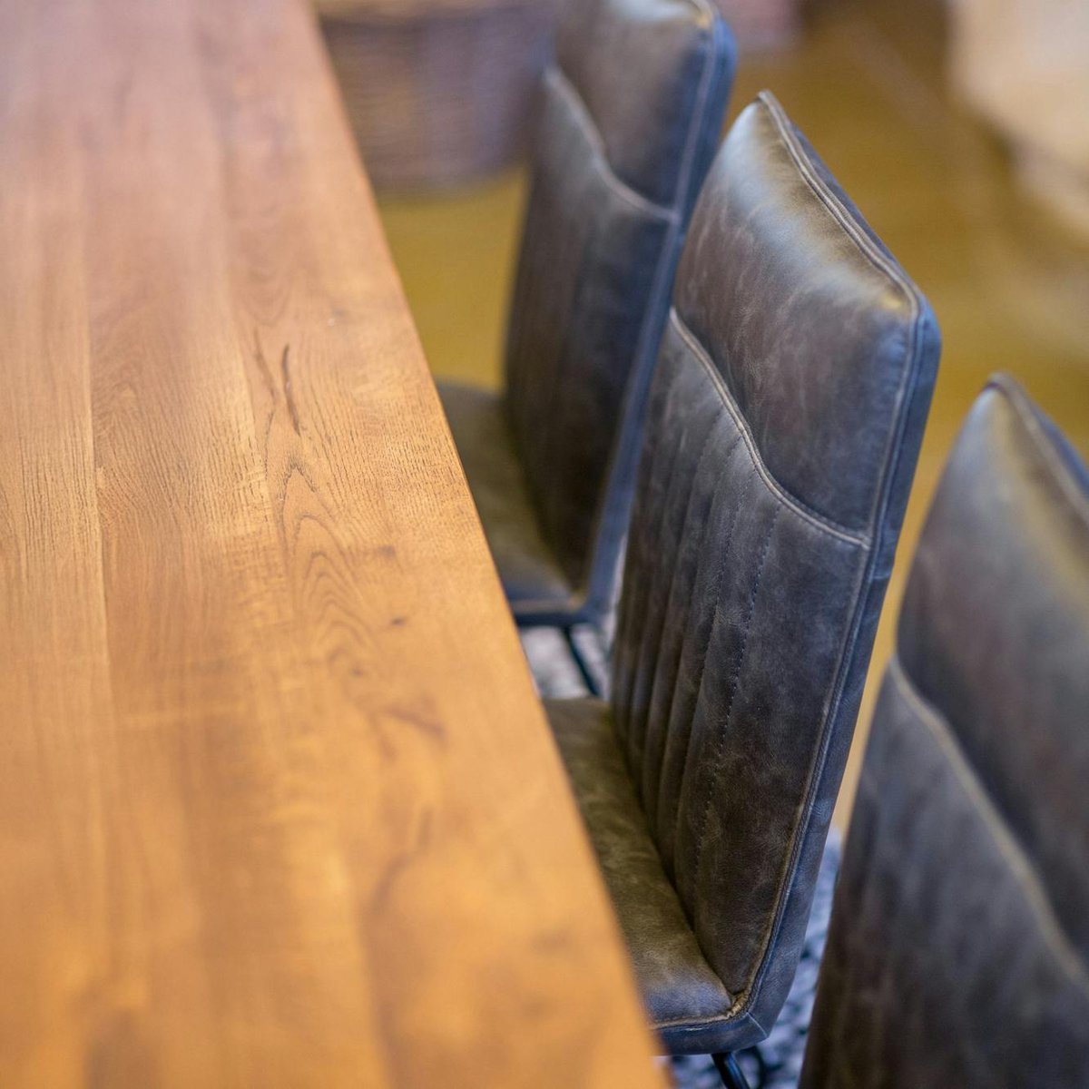 Table à manger 240 cm chêne massif pied central croisé OKA bois naturel, PIER IMPORT