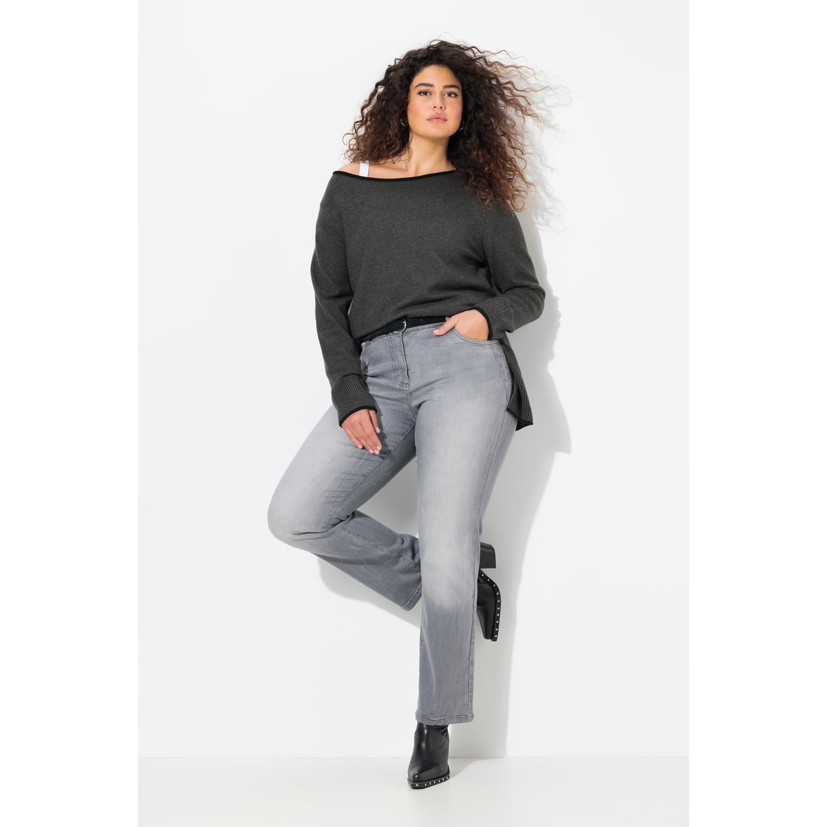 Jean Mandy, jambe droite et large jean gris foncé, ULLA POPKEN