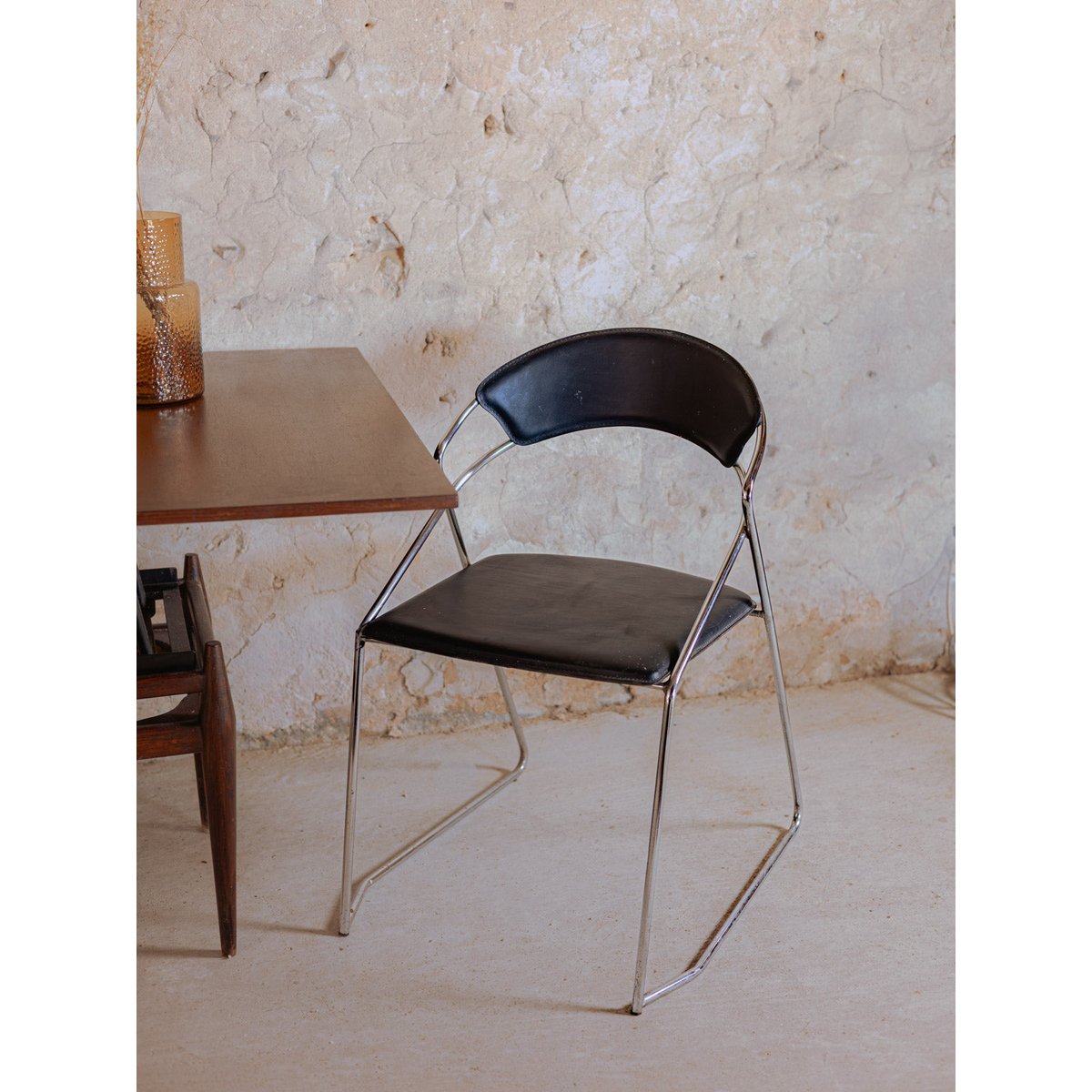 Paire de chaises en cuir noir Alma N°1432 - Bon état noir, DEBONGOUT