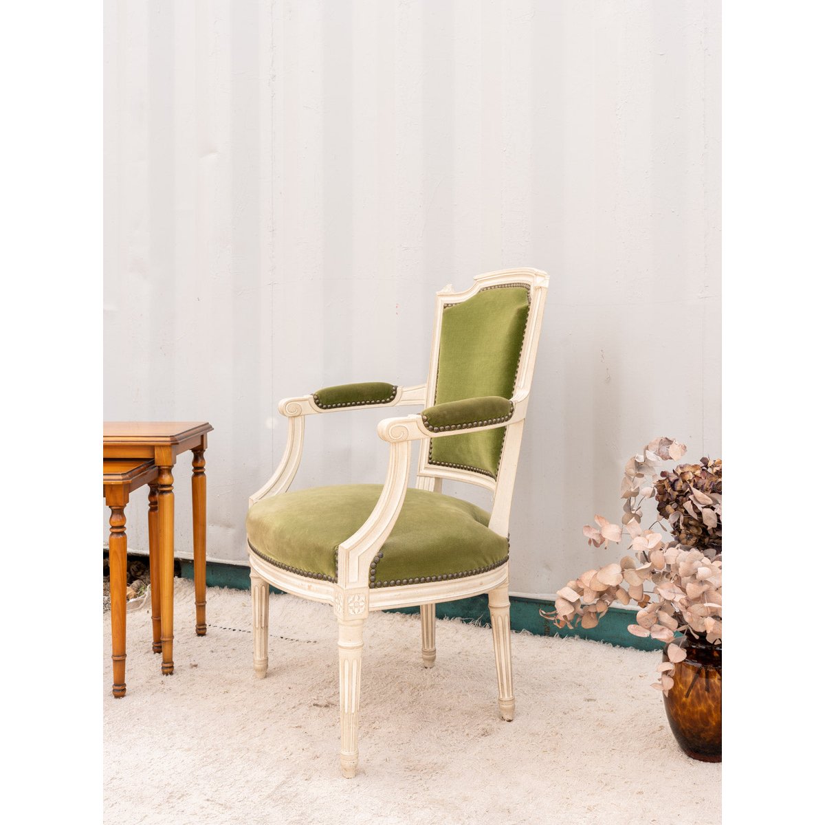 Fauteuil en bois et velours vert Ernest N°1060 - Bon état beige, DEBONGOUT