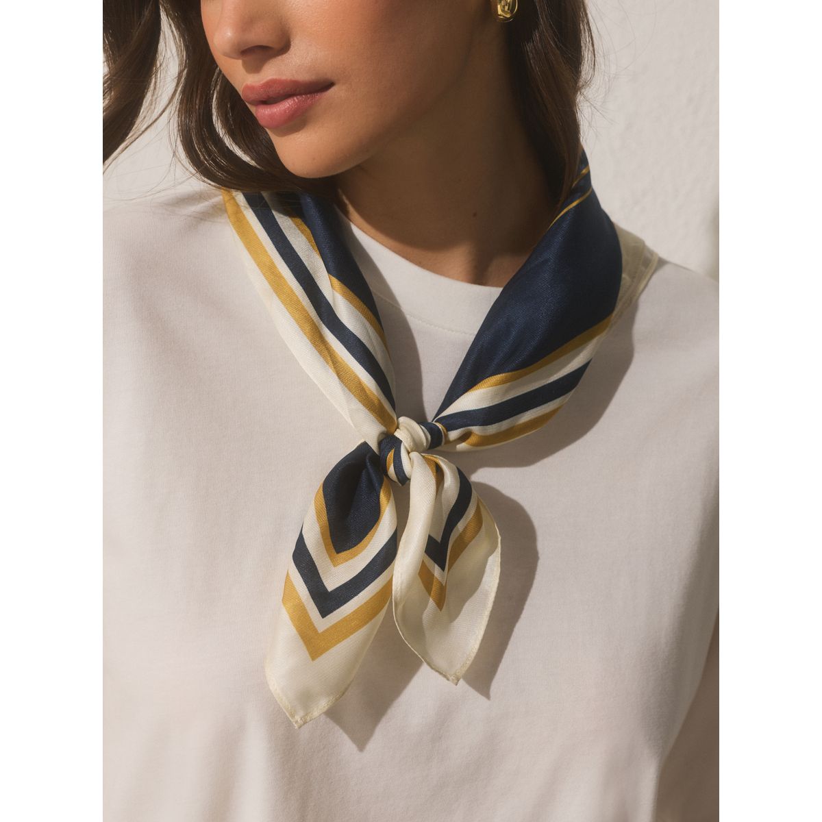 Foulard léger carré contenant de la soie rayures bleu marine/jaune ocre, NEXT