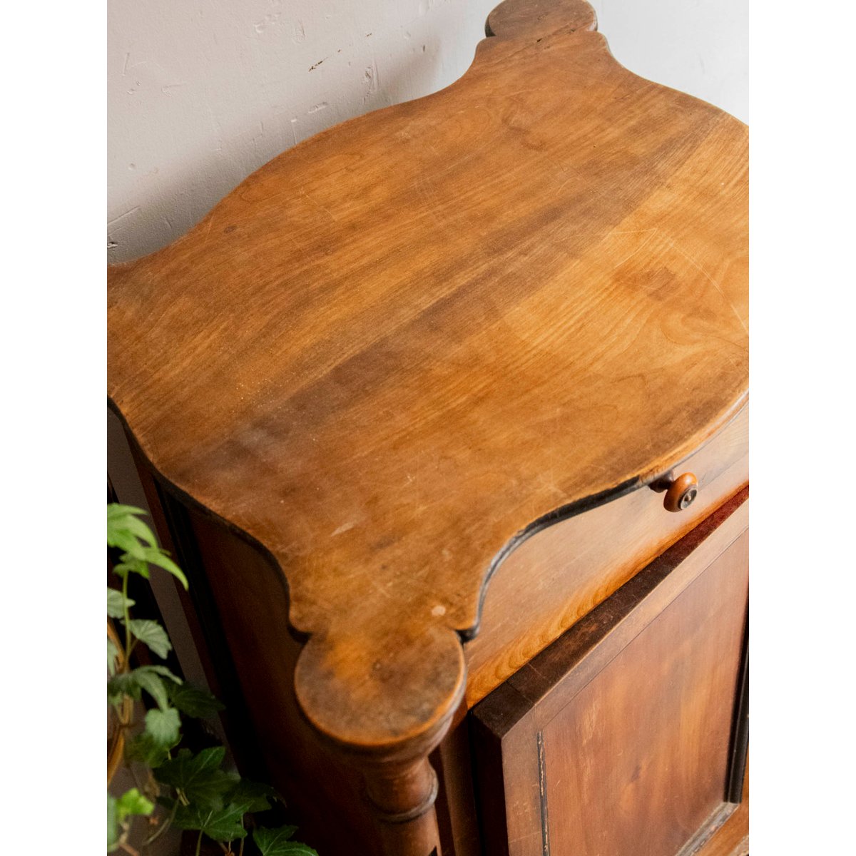 Armoire en bois aux pieds sculptés Magda N°727 - Bon état bois foncé, DEBONGOUT