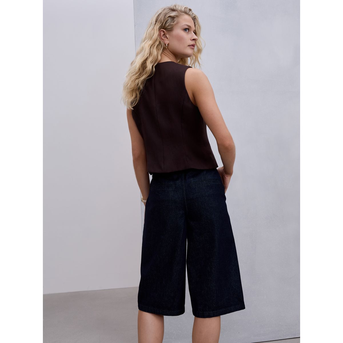 Jort en denim avec pli sur le devant délavage bleu, NEXT